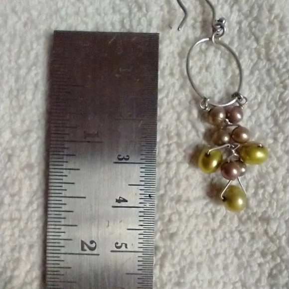 Silvertone green faux pearls wire earrings - Picture 2 of 2